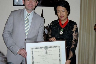 Bà Tôn Nữ Thị Ninh nhận huân chương Bắc đẩu Bội tinh của Pháp