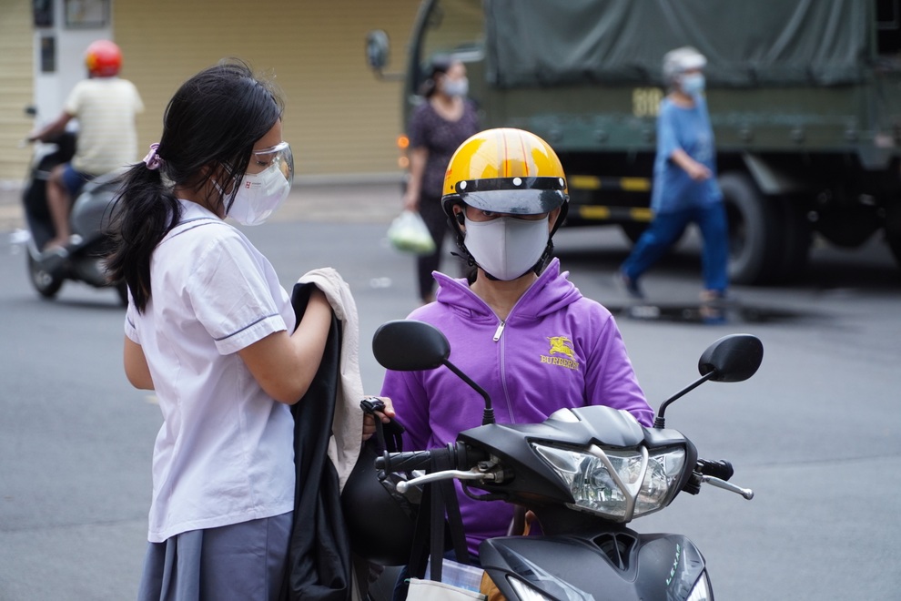 Điểm thi liên quan Covid-19: Phụ huynh lo lắng nhưng cố động viên con thi - 3 Điểm thi liên quan Covid-19: Phụ huynh lo lắng nhưng cố động viên con thi - 3
