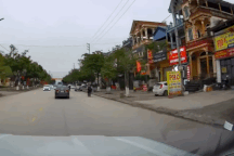 Lao xe vào ô tô đang đỗ, hai thanh niên ngã lăn ra đường