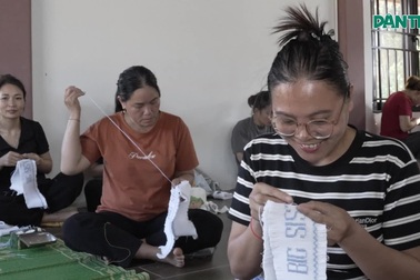 Khi tiếng cười trẻ thơ vang trên bản mới, chồi non đã nảy mầm