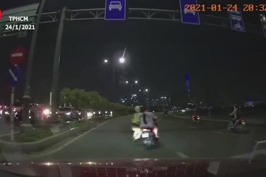 CSGT bị xe máy kéo lê trên đường ở Sài Gòn