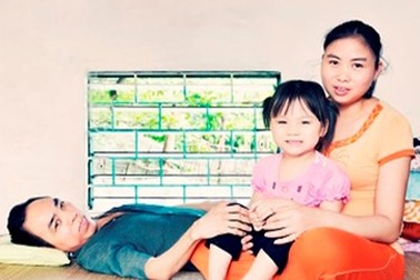 Hạnh phúc mỉm cười với cảnh "cọc đi tìm trâu" tật nguyền