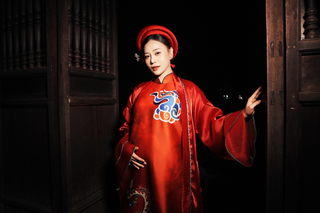 Phương Oanh mang song thai, lần đầu trình diễn áo dài của Hoa hậu Ngọc Hân - 2 Phương Oanh mang song thai, lần đầu trình diễn áo dài của Hoa hậu Ngọc Hân - 2