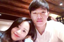 Vợ sắp cưới xinh đẹp của cầu thủ Xuân Trường là ai?