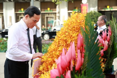 Bí thư Trần Lưu Quang cùng đoàn lãnh đạo TPHCM dâng hoa Tượng đài Bác