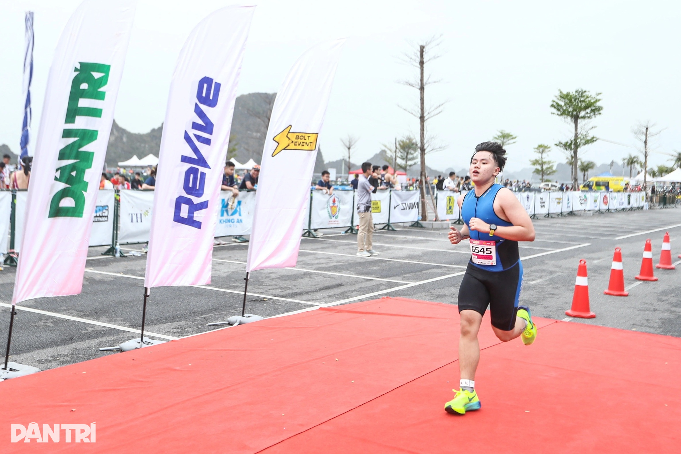 View - Những màn ăn mừng vỡ òa cảm xúc tại vạch đích Aqua Warriors Halong Bay 2025 | Báo Dân trí