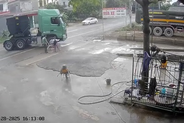 Người đàn ông phản ứng nhanh, cứu mạng bé trai đi xe đạp