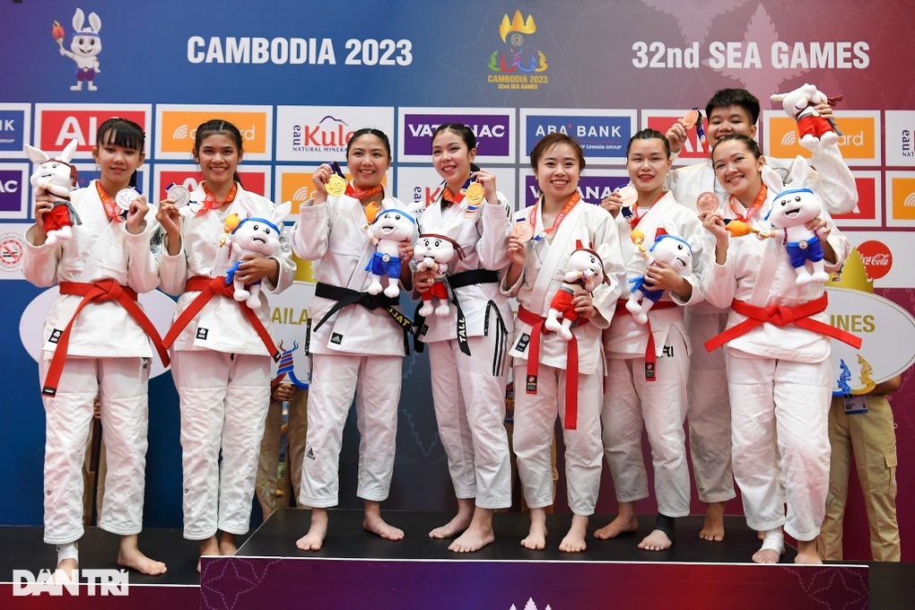 Nón quai thao, khăn mỏ quạ xuất hiện trong phần thi võ thuật SEA Games 32 - 4 Nón quai thao, khăn mỏ quạ xuất hiện trong phần thi võ thuật SEA Games 32 - 4