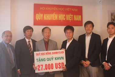 Tổ chức Shinnyo-en trao 27.000 USD đến Quỹ Khuyến học Việt Nam giúp học sinh, sinh viên nghèo vượt khó