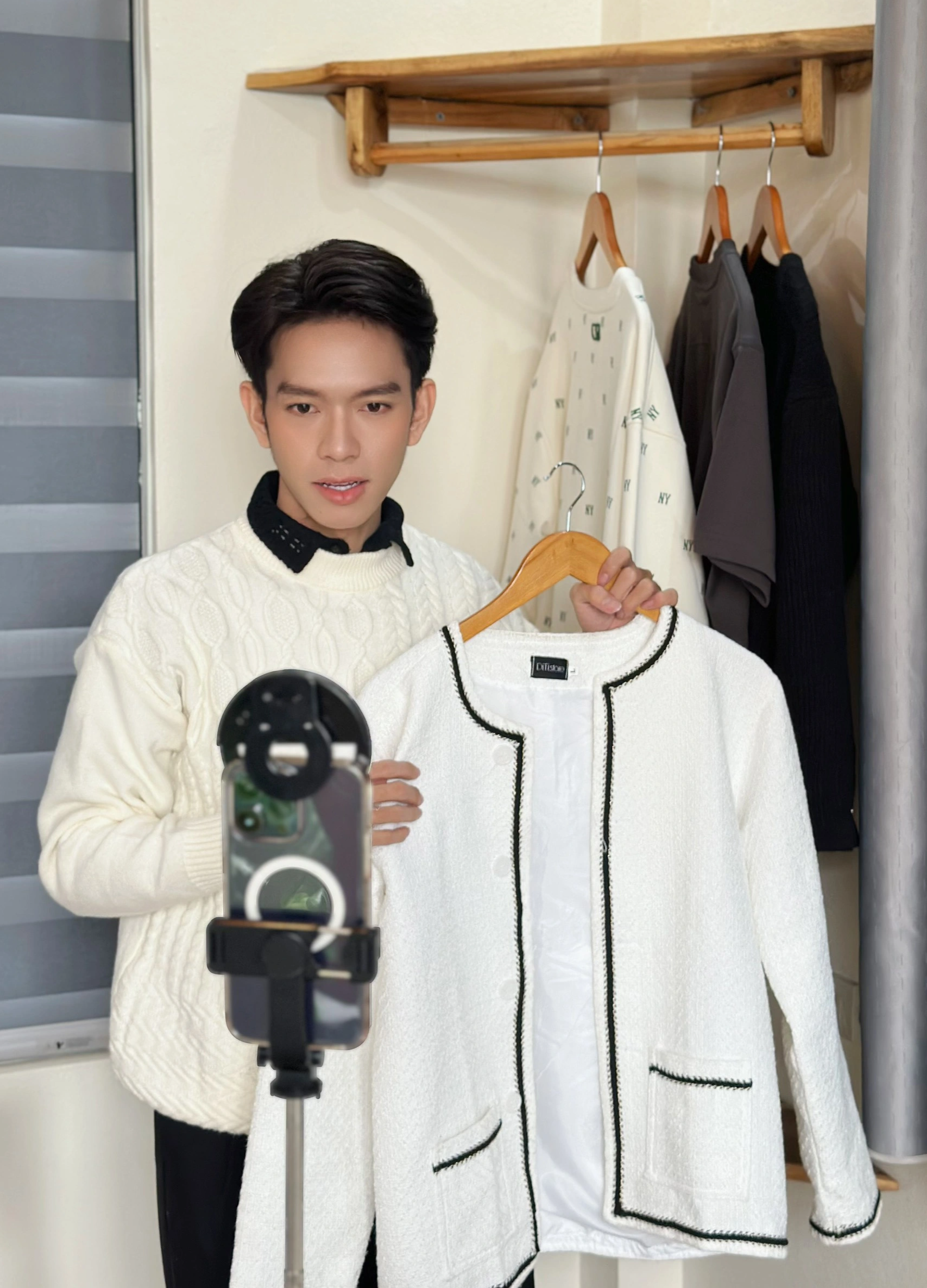 Người trẻ nhịn ăn, nhịn vệ sinh để livestream, mua nhà lầu chỉ sau một đêm? - 4 Người trẻ nhịn ăn, nhịn vệ sinh để livestream, mua nhà lầu chỉ sau một đêm? - 4