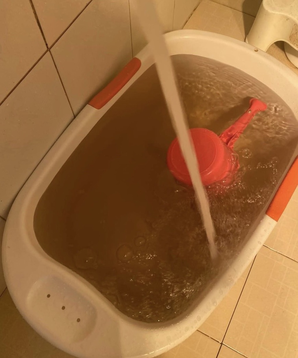 Bỏ tiền mua nước sạch nhưng bẩn như... nước ao - 2 Bỏ tiền mua nước sạch nhưng bẩn như... nước ao - 2
