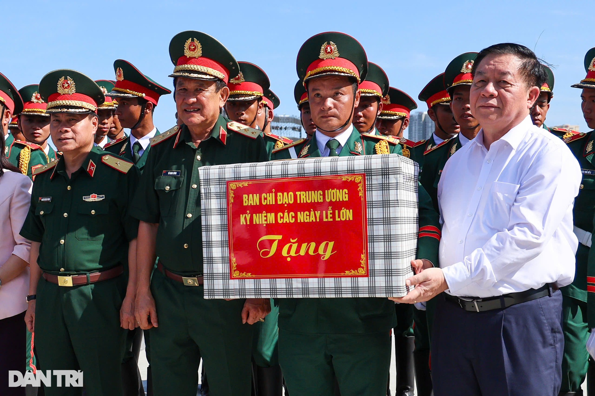 Ông Nguyễn Trọng Nghĩa thăm, động viên lực lượng tham gia diễu binh ở TPHCM - 12 Ông Nguyễn Trọng Nghĩa thăm, động viên lực lượng tham gia diễu binh ở TPHCM - 12