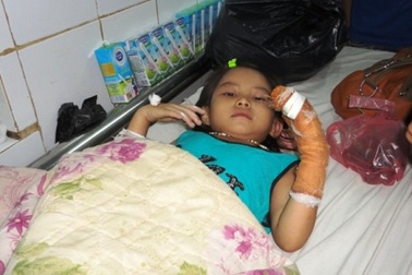 Đổ xăng lên giường, ôm vợ con “hờ” tự thiêu  