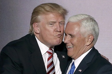 Tỷ phú Trump hôn gió “phó tướng” tại đại hội đảng Cộng hòa