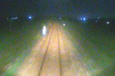 Lái tàu kéo còi, phanh khẩn cấp khi phát hiện người đứng sát mép đường ray