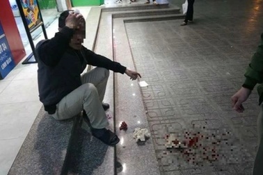 "Vật thể bay" liệng từ trên cao, dân chung cư ở Hà Nội nơm nớp lo... vỡ đầu