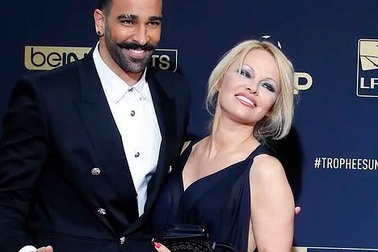 Pamela Anderson dự sự kiện cùng bạn trai kém 18 tuổi