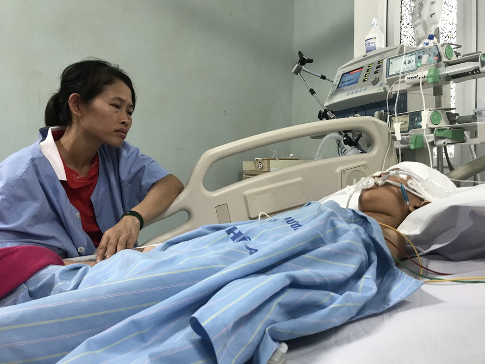 Nhói lòng cảnh cậu bé 8 tuổi thoi thóp trên giường bệnh - 4 Nhói lòng cảnh cậu bé 8 tuổi thoi thóp trên giường bệnh - 4
