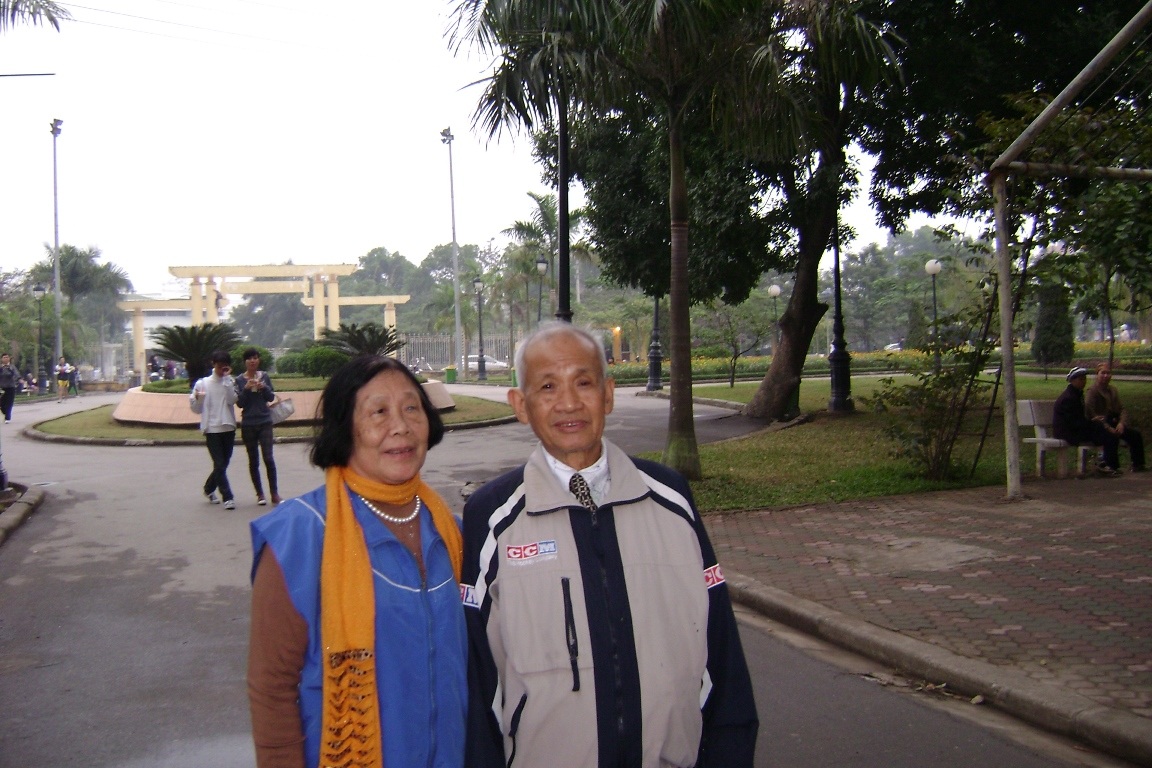 Vợ chồng nhà văn Dương Thu Ái vẫn giữ thói quen đi bộ.JPG Vợ chồng nhà văn Dương Thu Ái vẫn giữ thói quen đi bộ.JPG