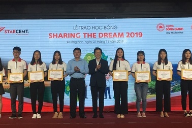 Học bổng Sharing the Dream trao 300 triệu đồng tiếp sức sinh viên nghèo Quảng Bình
