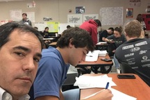 Nhận phàn nàn từ thầy giáo, bố đến lớp ngồi học cùng con