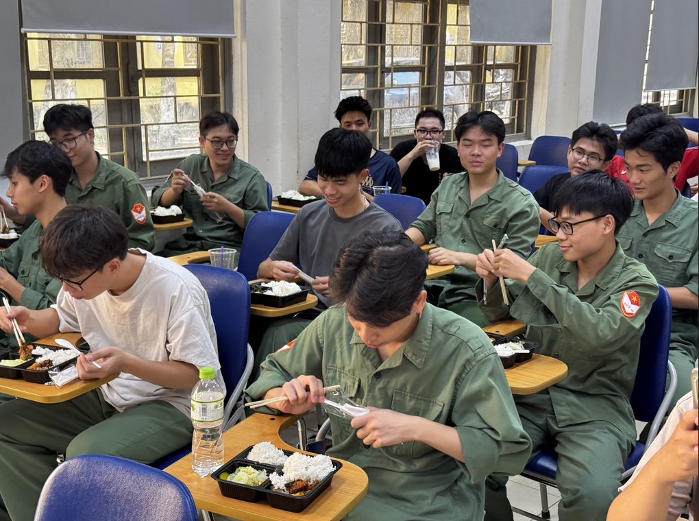 Phó Thủ tướng yêu cầu xử lý vụ sinh viên Bách khoa ăn cơm thừa, có dị vật - 3 Phó Thủ tướng yêu cầu xử lý vụ sinh viên Bách khoa ăn cơm thừa, có dị vật - 3
