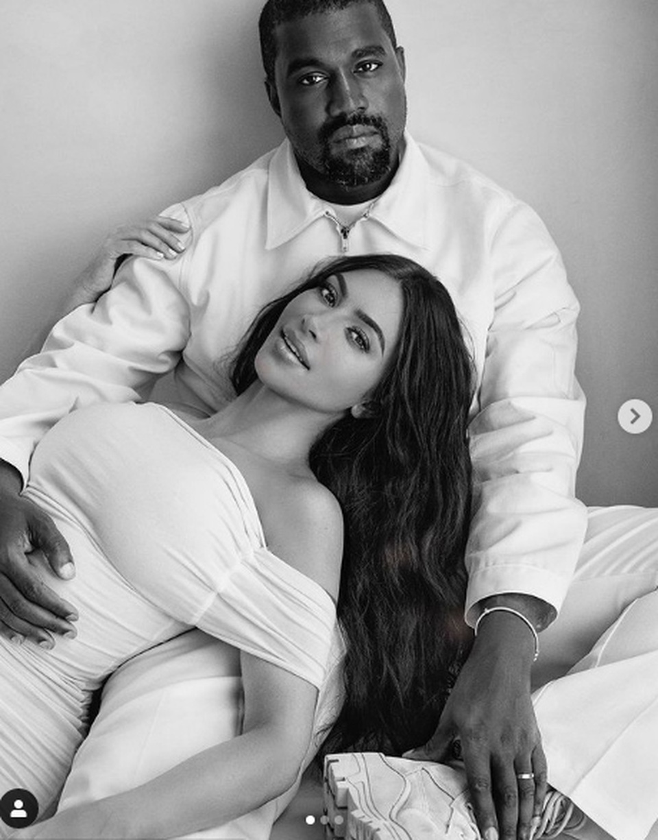 Kim Kardashian không còn đeo nhẫn cưới - 8 Kim Kardashian không còn đeo nhẫn cưới - 8