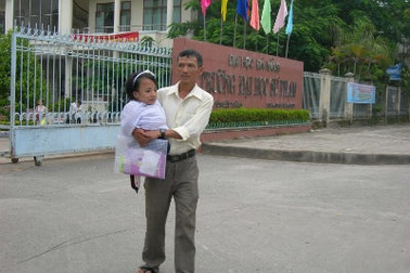 Người cha 15 năm cõng con gái tật nguyền đến trường 