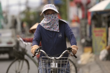 Nam Bộ ngày nắng nóng 34 độ C, chiều tối có mưa dông