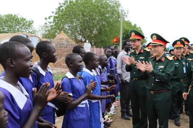 Bộ đội Việt Nam xây tặng lớp học cho trẻ em Abyei