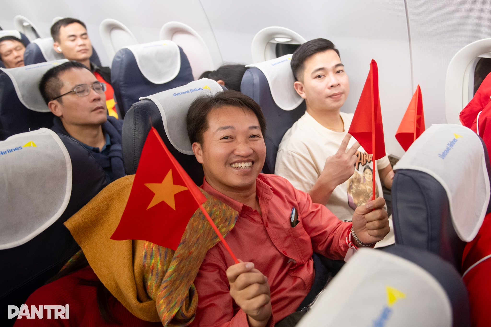 Hàng trăm cổ động viên bay sang Thái Lan tiếp lửa đội tuyển Việt Nam - 10 Hàng trăm cổ động viên bay sang Thái Lan tiếp lửa đội tuyển Việt Nam - 10