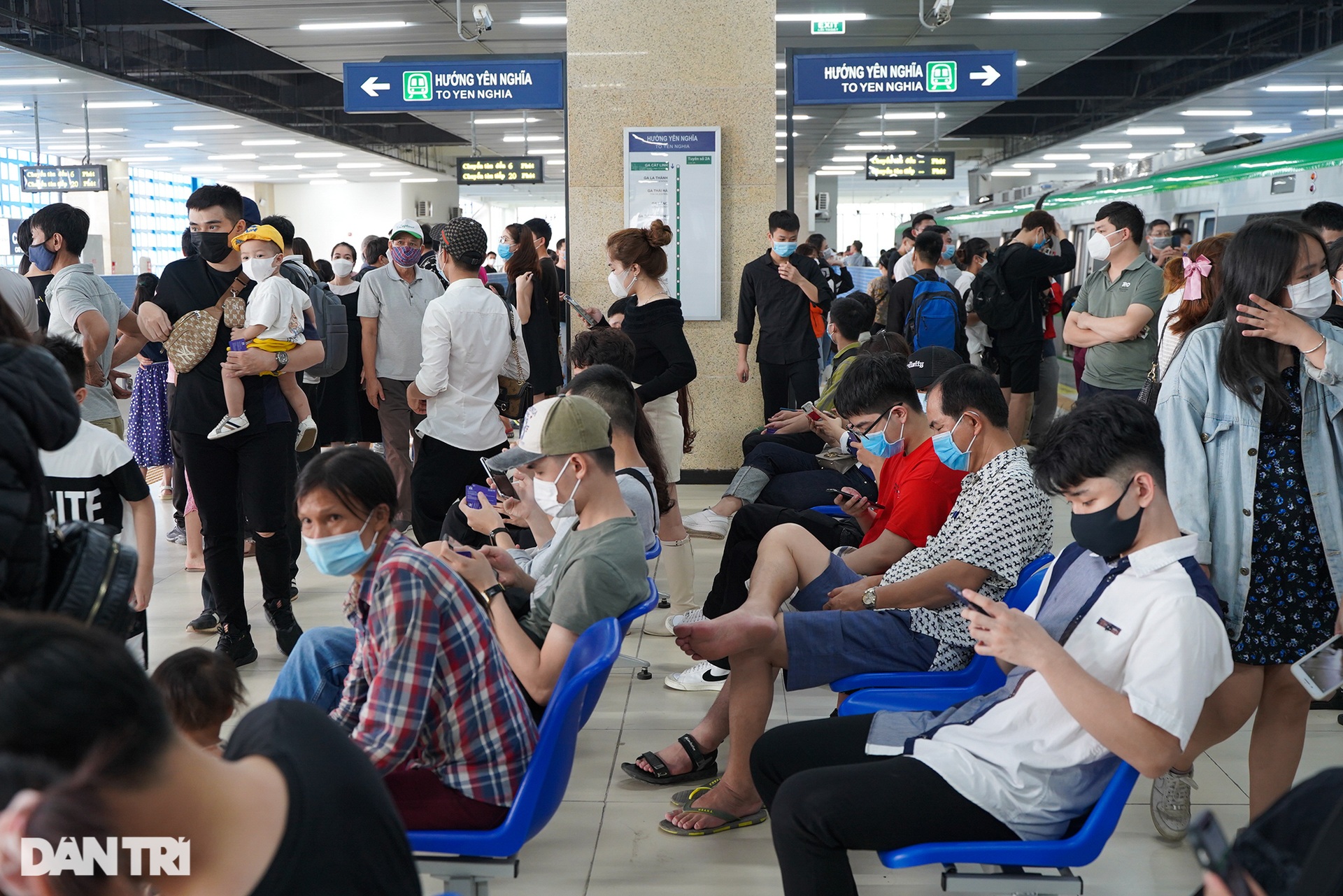 Biển người chen chân đi thử tàu điện Cát Linh - Hà Đông, lơ là phòng dịch - 4 Biển người chen chân đi thử tàu điện Cát Linh - Hà Đông, lơ là phòng dịch - 4