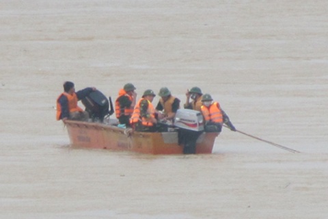 Đưa máy rà bom mìn hiện đại nhất tìm xe khách bị nạn