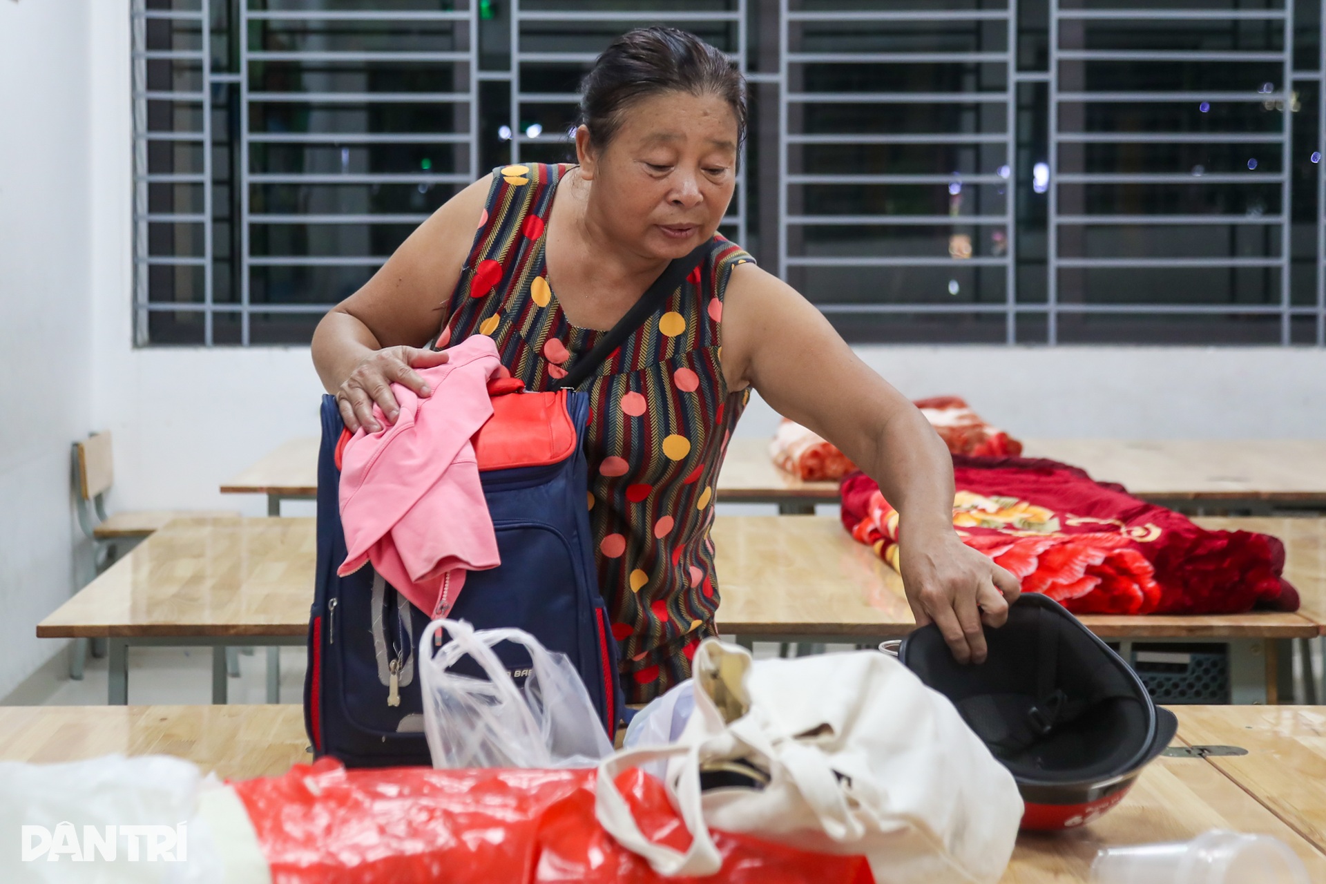 Hà Nội di dời trong đêm 160 người dân khỏi nhà tập thể cũ để tránh bão Yagi - 14 Hà Nội di dời trong đêm 160 người dân khỏi nhà tập thể cũ để tránh bão Yagi - 14