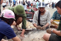 Thanh Hóa: Ngư dân hồ hởi ra khơi trong Ngày quốc tế lao động 1/5