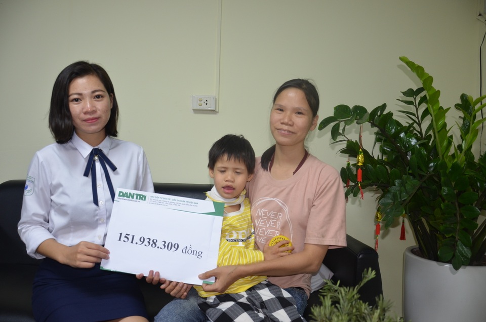 Bạn đọc giúp đỡ người mẹ có 2 con thơ bại não hơn 151 triệu đồng - 1 Bạn đọc giúp đỡ người mẹ có 2 con thơ bại não hơn 151 triệu đồng - 1