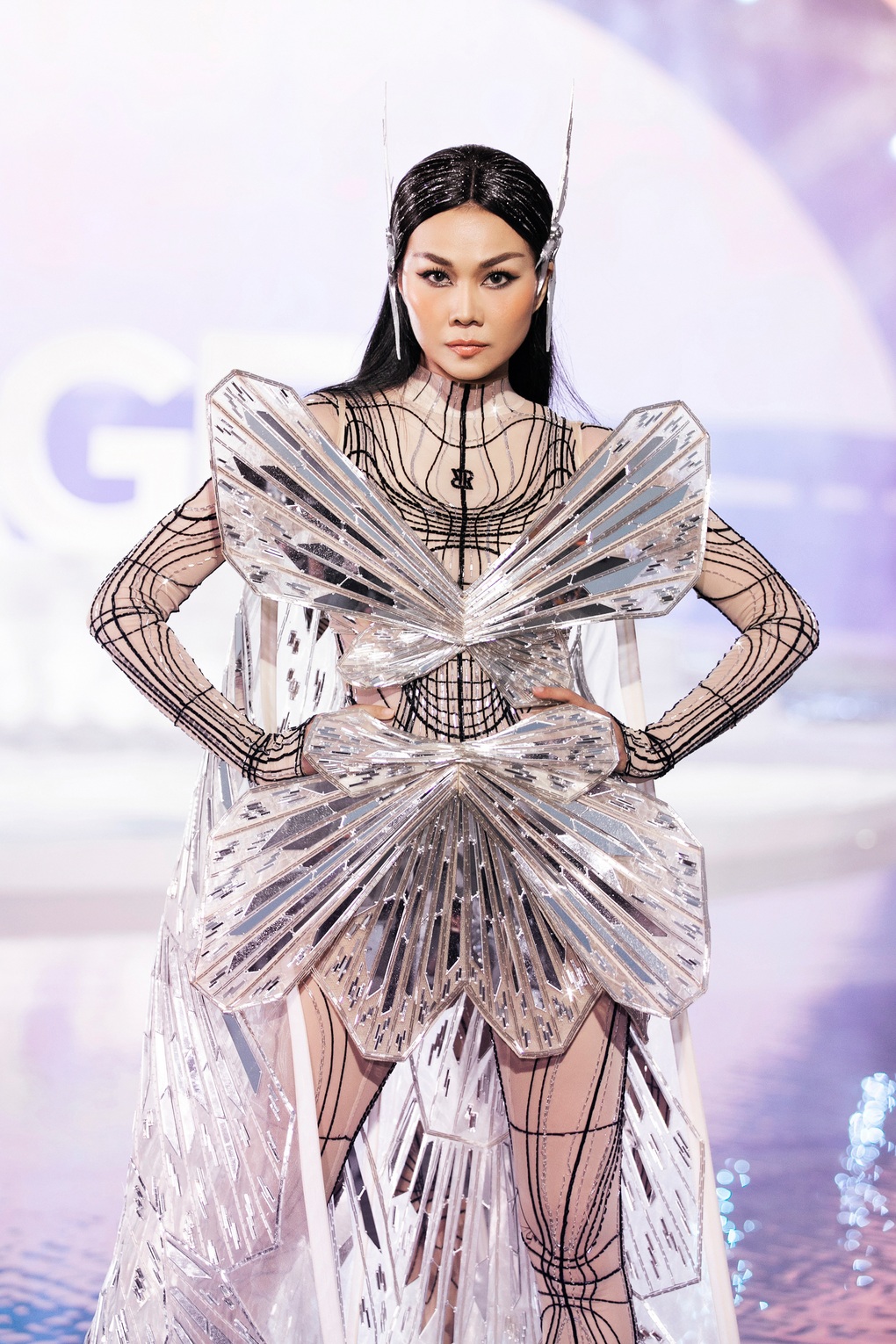 Thanh Hằng và dàn người đẹp catwalk trên mặt nước khiến khán giả phấn khích - 7