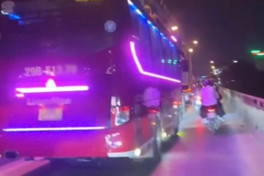 Tài xế xe khách đi vào làn xe máy cầu Chương Dương bị phạt 5 triệu đồng