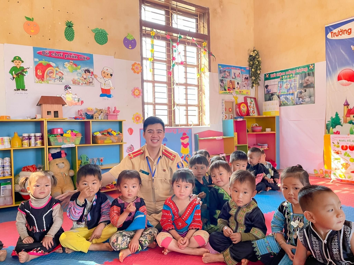 Người chiến sĩ công an Mộc Châu cùng dân nuôi 1.878 em nhỏ - 5 Người chiến sĩ công an Mộc Châu cùng dân nuôi 1.878 em nhỏ - 5