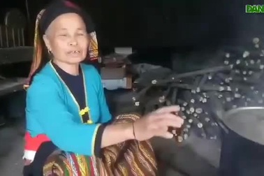 Bà Lục Thị Xuân nói về phong tục món cá nướng trong ngày Tết của người Thái.