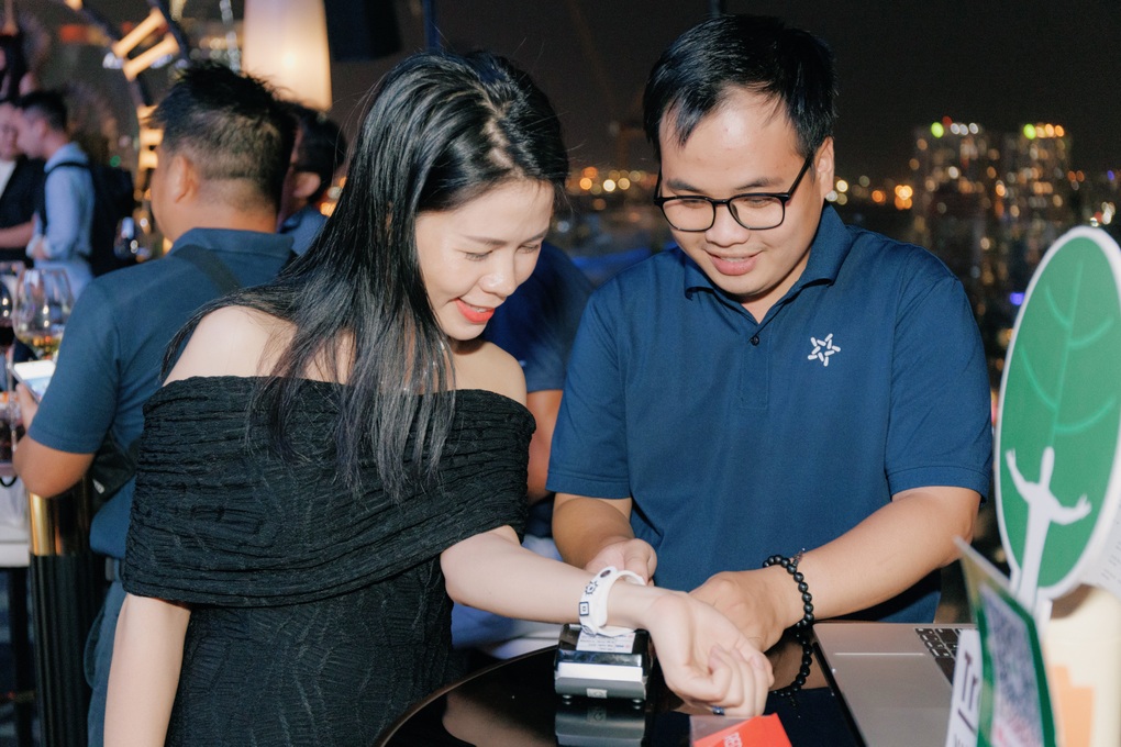 Vòng tay thanh toán MB Stellar dành cho khách hàng gen Z thu hút sự chú ý - 2 Vòng tay thanh toán MB Stellar dành cho khách hàng gen Z thu hút sự chú ý - 2