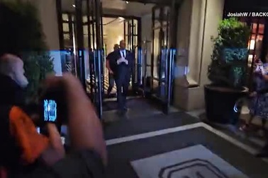 Kể từ khi Angelina Jolie ly hôn, Pax Thiên thường đồng hành bên mẹ