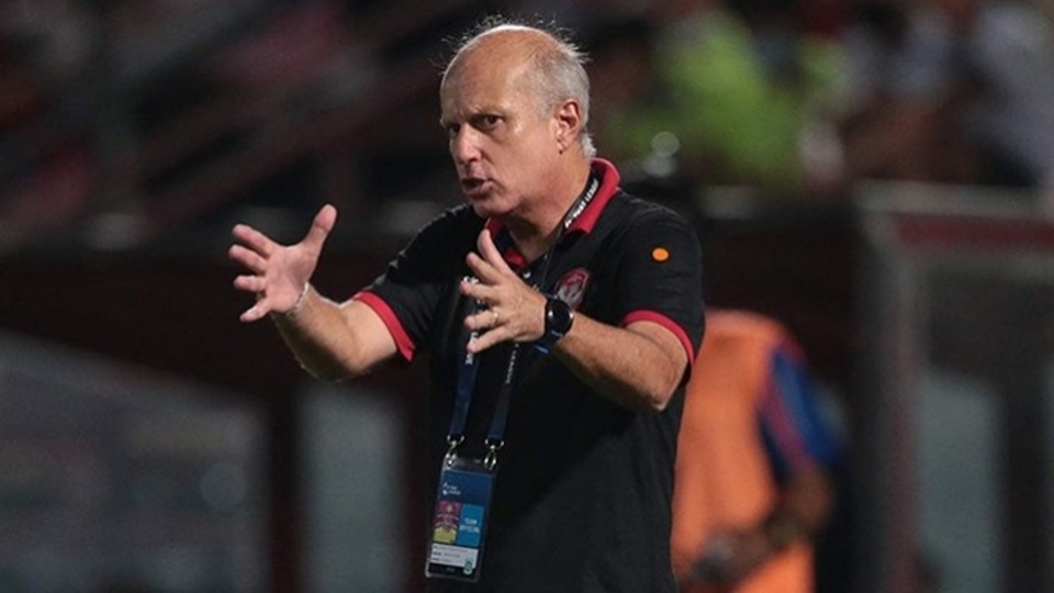 HLV Muangthong nổ tung trời sau chiến thắng ở Thai-League - 1 HLV Muangthong nổ tung trời sau chiến thắng ở Thai-League - 1