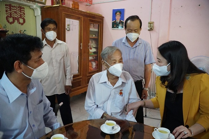 Phó Chủ tịch nước ân cần thăm hỏi, tặng quà và chúc Tết cụ Nguyễn Hoàng Kiết, cán bộ hưu trí 75 tuổi Đảng.