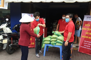 Vietlott giúp đỡ các hoàn cảnh khó khăn trong thời gian chống dịch Covid-19