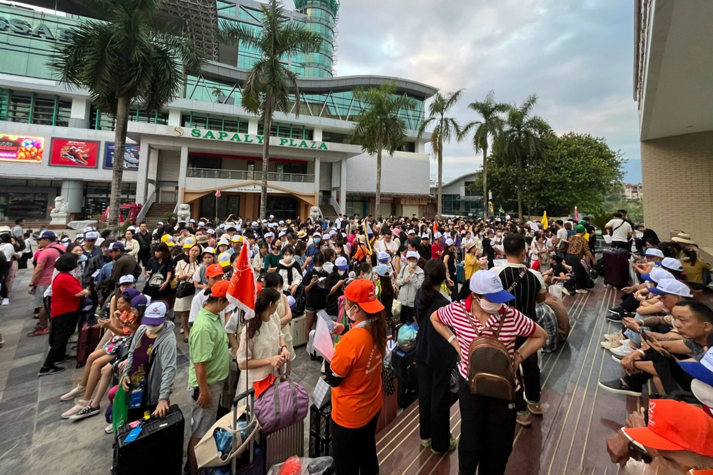 Biển người nhích từng bước chân, xếp hàng chờ 5 tiếng ở cửa khẩu Lào Cai - 1 Biển người nhích từng bước chân, xếp hàng chờ 5 tiếng ở cửa khẩu Lào Cai - 1