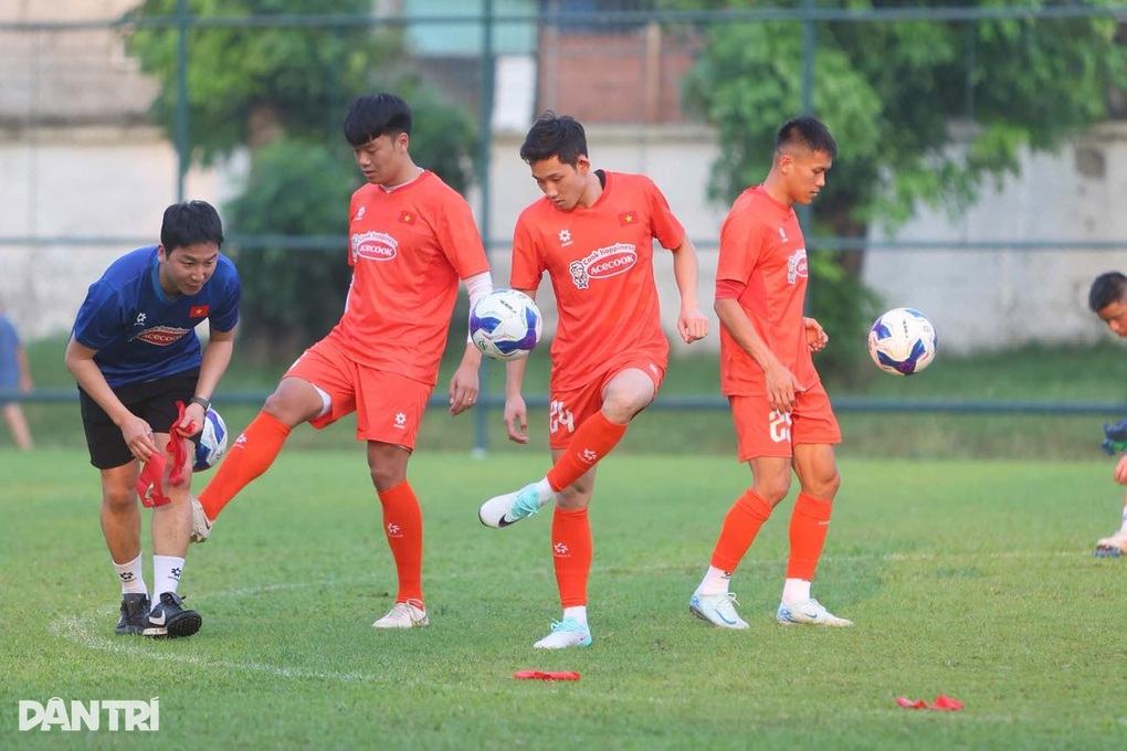Đội trưởng Duy Mạnh: Đừng nghĩ thi đấu với Campuchia và Lào là dễ dàng - 2 Đội trưởng Duy Mạnh: Đừng nghĩ thi đấu với Campuchia và Lào là dễ dàng - 2
