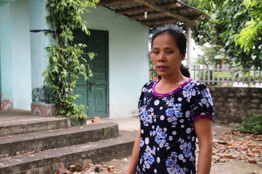 Bốn anh em chồng lấp cổng đòi đất em dâu goá phụ, chính quyền cũng bất lực?