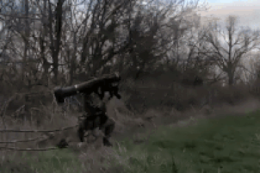 Quân nhân Ukraine chật vật với "sát thủ diệt tăng" Javelin của Mỹ