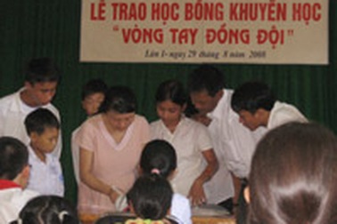 Hà Tĩnh: Trao học bổng khuyến học “Vòng tay đồng đội”